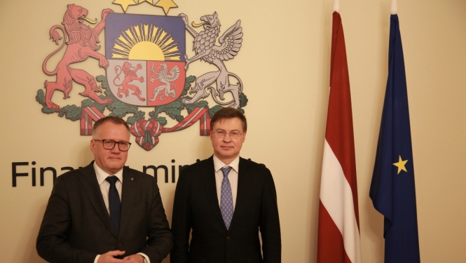 Finanšu ministrs Arvils Ašeradens un Eiropas Komisijas priekšsēdētājas izpildvietnieks Valdis Dombrovskis