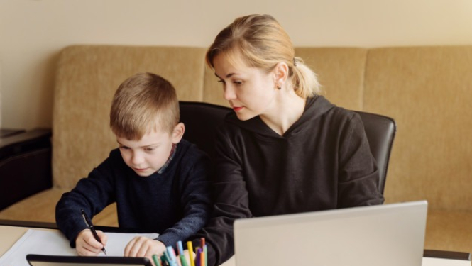 māmiņa mājās māca dēlu