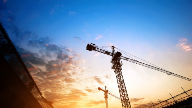 ceļamkrāns saulrietā