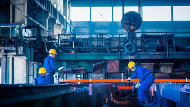 darbinieki strādā rūpnīcā