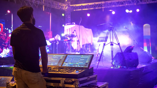 Vīrietis uzstāda pasākuma aparatūru