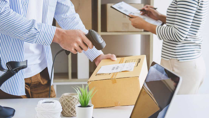 Divi pasta operatori skenē pakas.