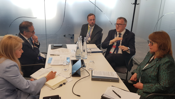 Finanšu ministrs Arvils Ašeradens sarunā ar ERAB viceprezidentu aicina uz aktīvāku bankas klātbūtni Latvijā