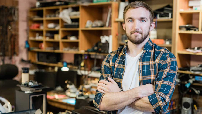 Vīrietis darbnīcā