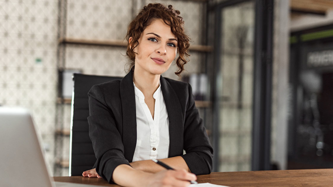 Attēlā redzama tumšmataina sieviete