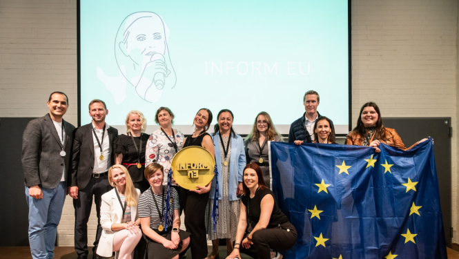 Latvijas ES fondu komunikatoru kopbilde kopā ar Interreg komandas pārstāvjiem