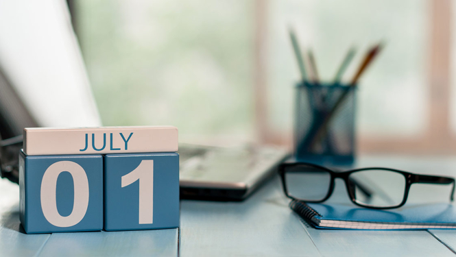 Darbagalds, ar brillēm, rakstāmpiederumiem, datoru un kalendāru, 1.jūlijs.