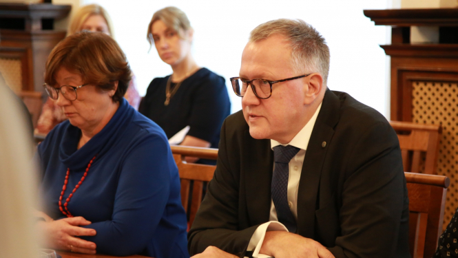 Finanšu ministrs A.Ašeradens sapulcē pie darba galda