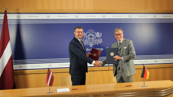 Foto divi vīrieši sarokojas