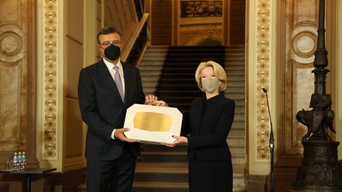 Ministrs Jānis Reirs un Saeimas priekšsēdētāja Ināra Mūrniece tur rokās #Budžets2022 portfeli