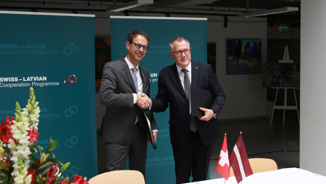 Divi vīrieši sarokojas