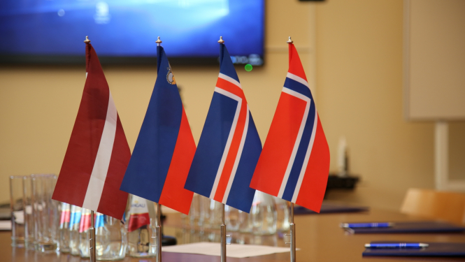 čatru valstu karogi rindā uz galda