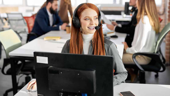 Sieivete ar ar mikrafonu strādā pie datora