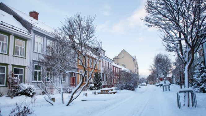 Attēla redzama pilsētas iela ziemā