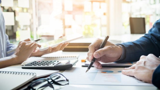 Divi cilvēki veic aprēķinus