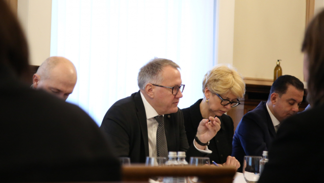 Foto: finanšu ministrs Arvils Ašeradens sēdes telpā