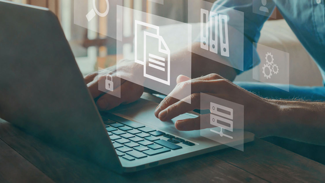 Vīrietis strādā pie datora