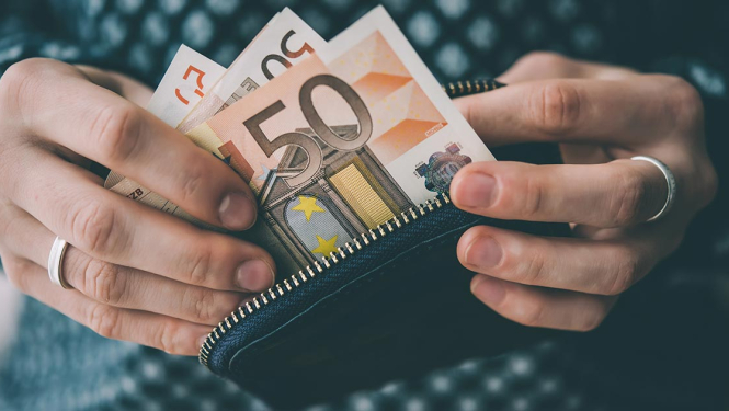 Naudasmaks un 50 eiro banknotes