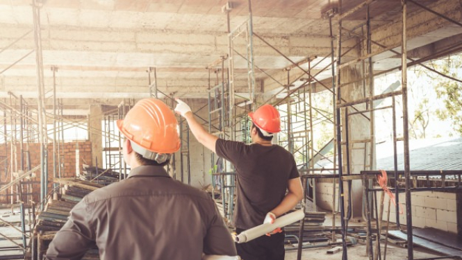 divi strādnieki celtniecības objektā