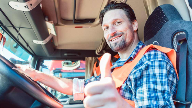 Priecīgs autovadītājs rāda paceltu īkšķi