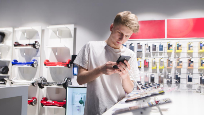 Vīrietis veikalā izvēlas viedierīces