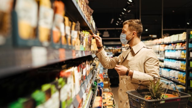 Vīrietis iepērkas veikalā