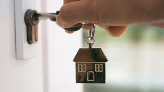 Atslēgas ar mājas piekariņu