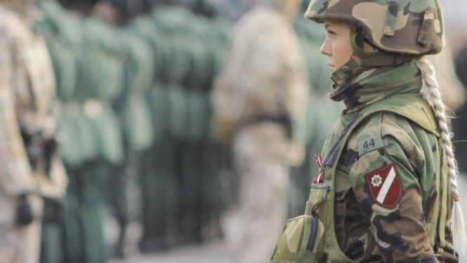 Sieviete armijas formastērpā