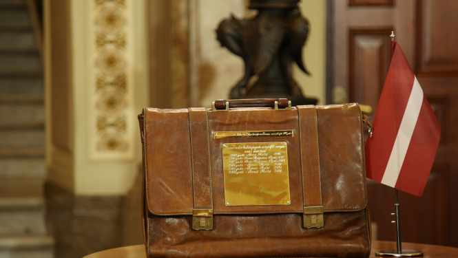 Budžeta portfelis, Latvijas karogs