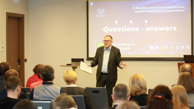 Finanšu ministrs Arvils Ašeradens runā semināra auditorijas priekšā