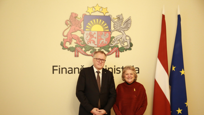 finanšu ministrs Arvils Ašeradens un ES komisāre Elisa Ferreira