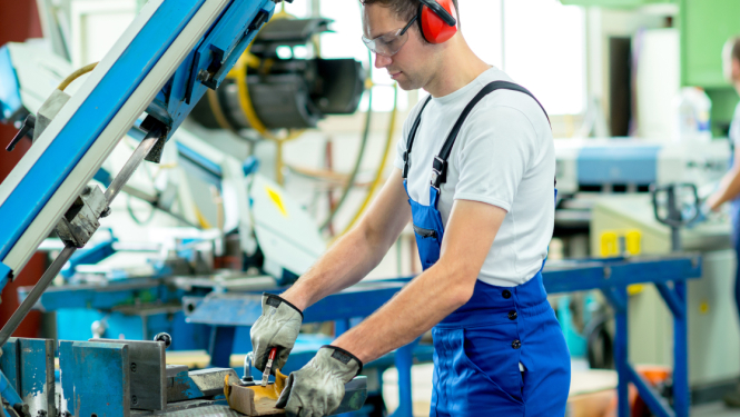 Rūpniecas darbinieks strādā