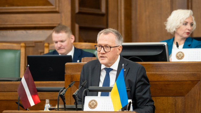 Finanšu ministrs Saeimas tribīnē teic uzrunu