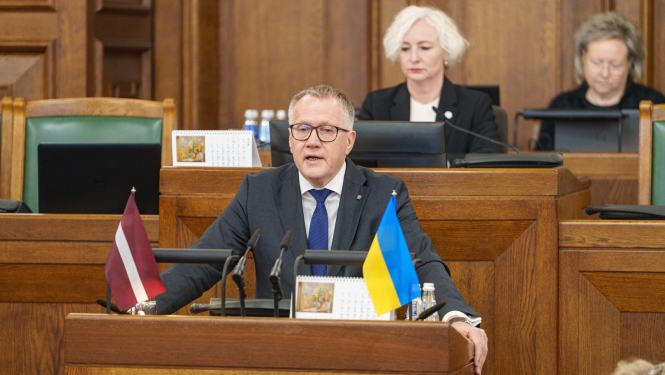 Finanšu ministrs Arvils Ašeradens Saeimas tribīnē