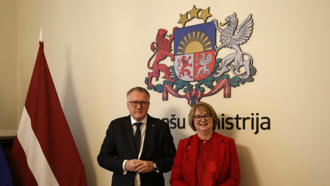 Finanšu ministrs ar Lielbritānijas vēstnieci pārrunā aktuālo ekonomisko situāciju Latvijā
