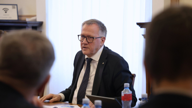 Finanšu ministrs Arvils Ašeradens sēžot pie sanāksmju galda