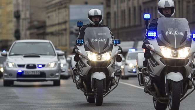 Policisti brauc ar motociklu