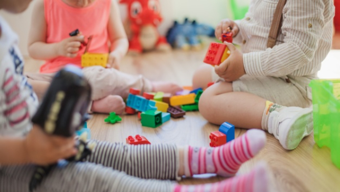 bērni spēlējas ar rotaļlietām