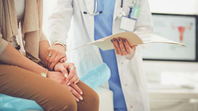 Ārsts tur pacienta roku