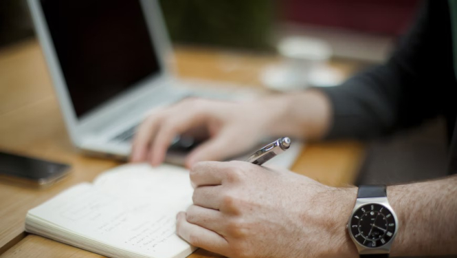 veic pierakstus piezīmju kladē