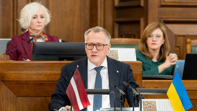 Attēlā redzams finanšu ministrs Arvils Ašeradens Saeimas tribīnē