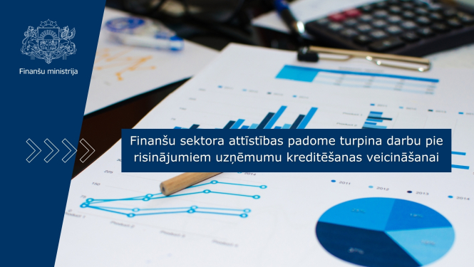 Uz galda novietots kalkulators un lapas ar grafikiem