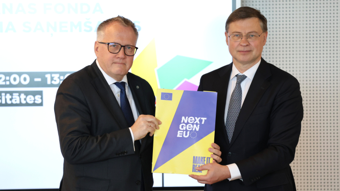 Finanšu ministrs Arvils Ašeradens un EK komisārs Valdis Dombrovskis sarokojas saņemot 3. AF maksājumu