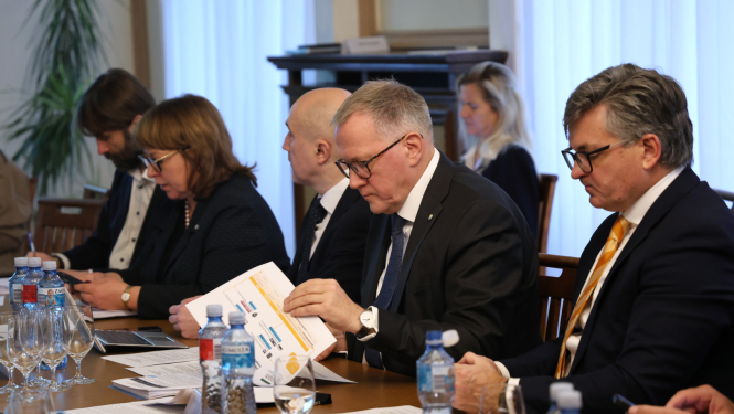 Pie sanāksmju galda sēž ministri uzvalkos 