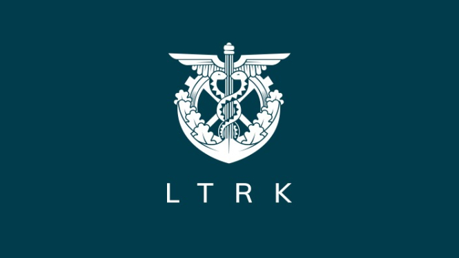 LTRK logotips uz tumši zilzaļa fona
