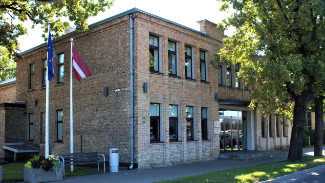 Attēlā redzama divstāvu ķieģeļu ēka, kurā atrodas Mārupes kultūras nams