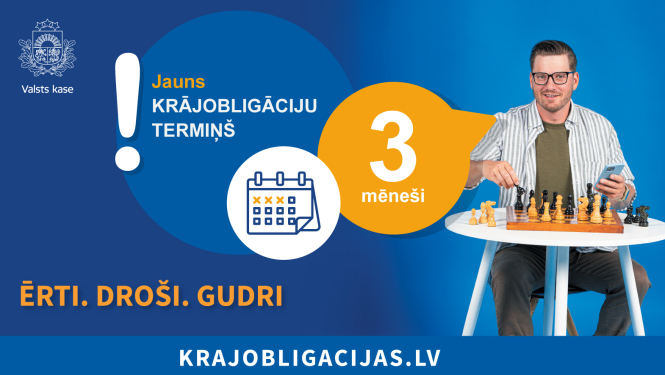 Attēlā ir redzams vīrietis, kurš sēž pie neliela galdiņa, uz kura ir šaha laukums ar figūrām, attēlu papildina teksts