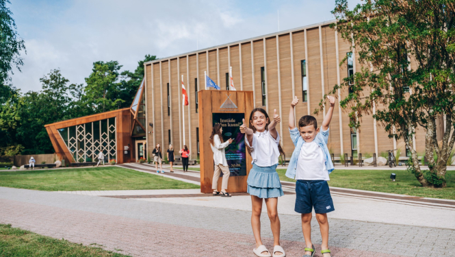 Bērni pie būves (muzeja)