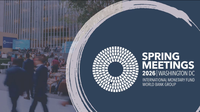 Pasaules Bankas grupas un Starptautiskā Valūtas fonda pilnvarnieku pavasara sanāksmes logo, fonā cilvēki pārvietojas dažādos virzienos 