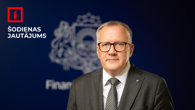 Finanšu ministrs Arvils Ašeradens uz Finanšu ministrijas logo fona